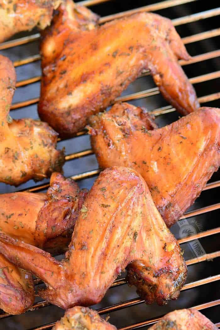 smoked wings on the grate of the smoker