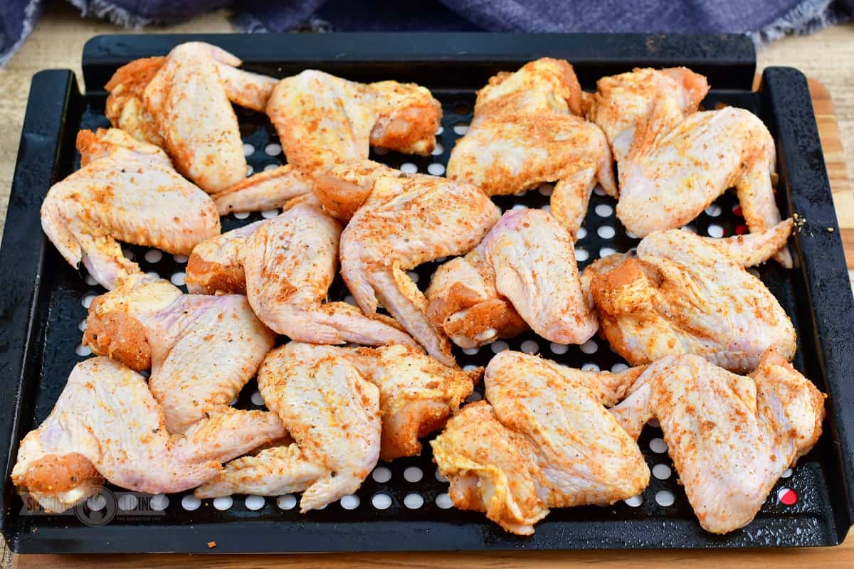seasoned chicken wings on the grill basket